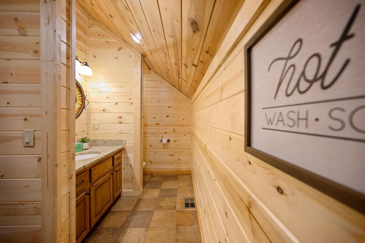 The Eastwood Spacious Retreat With 4 King En-Suites - Hot Tub - Pet-Friendly - Cozy Fire Pit - Prime Location - Multi-Family 브로큰보우 외부 사진