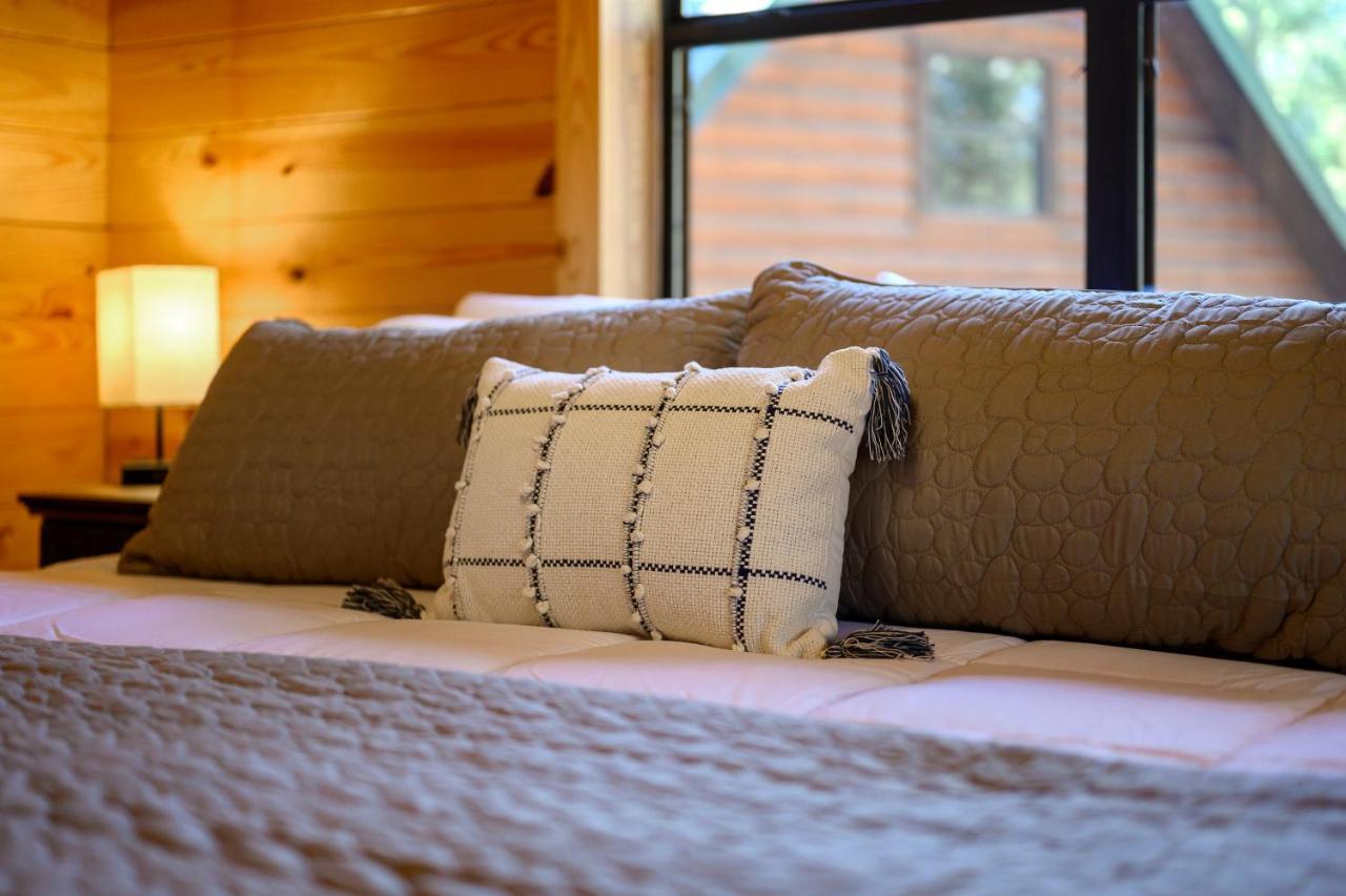 The Eastwood Spacious Retreat With 4 King En-Suites - Hot Tub - Pet-Friendly - Cozy Fire Pit - Prime Location - Multi-Family 브로큰보우 외부 사진
