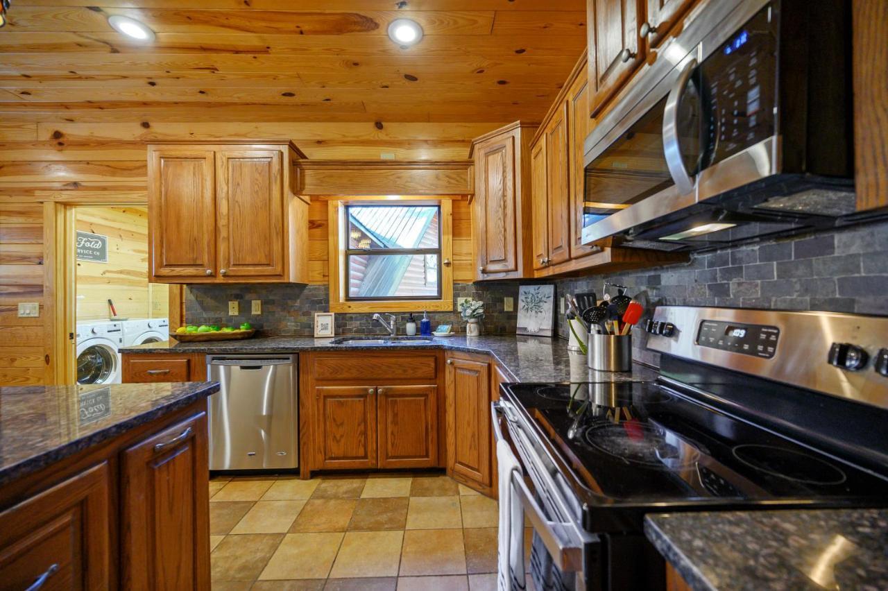 The Eastwood Spacious Retreat With 4 King En-Suites - Hot Tub - Pet-Friendly - Cozy Fire Pit - Prime Location - Multi-Family 브로큰보우 외부 사진
