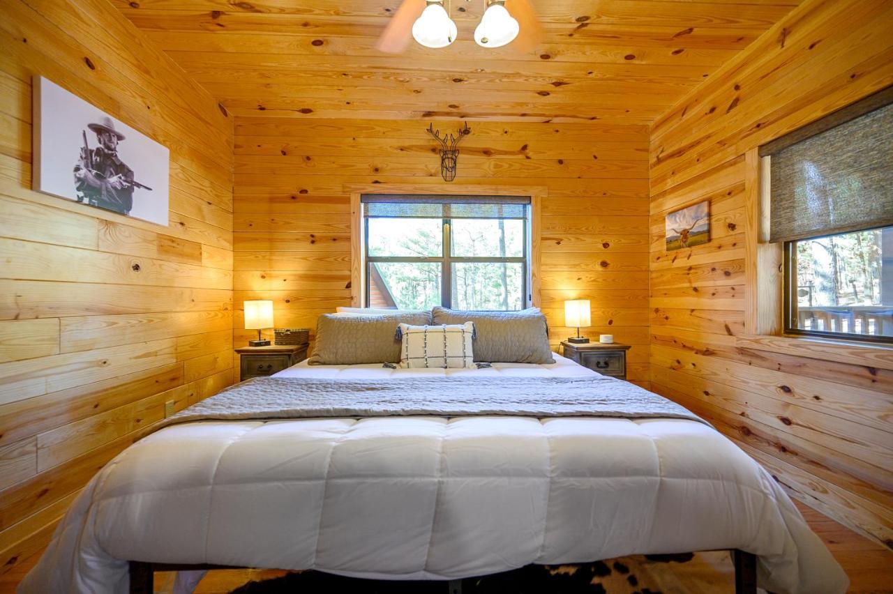 The Eastwood Spacious Retreat With 4 King En-Suites - Hot Tub - Pet-Friendly - Cozy Fire Pit - Prime Location - Multi-Family 브로큰보우 외부 사진