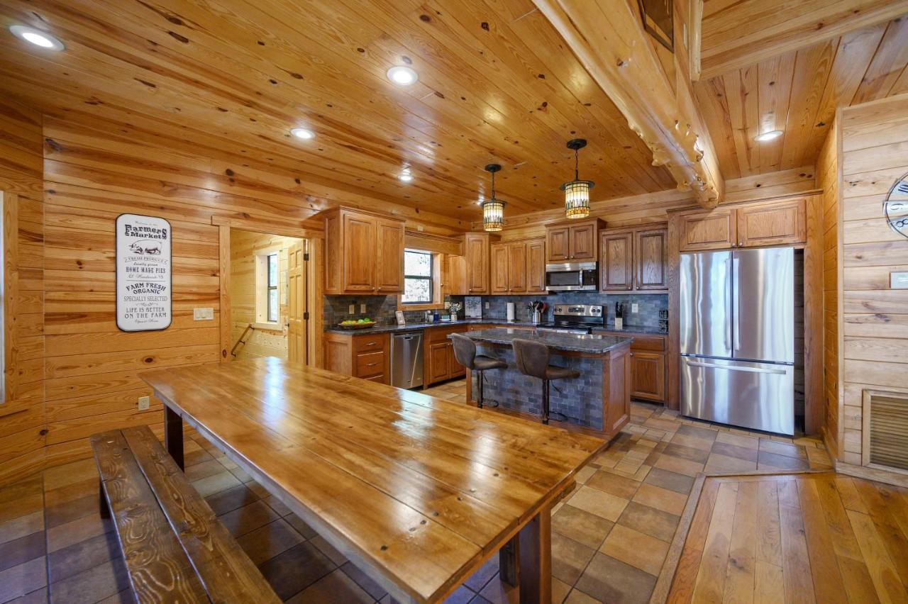 The Eastwood Spacious Retreat With 4 King En-Suites - Hot Tub - Pet-Friendly - Cozy Fire Pit - Prime Location - Multi-Family 브로큰보우 외부 사진
