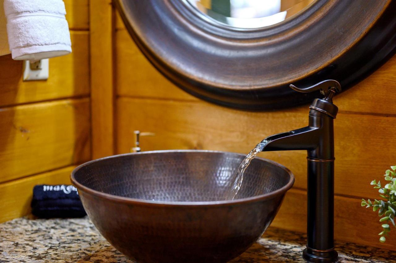 The Eastwood Spacious Retreat With 4 King En-Suites - Hot Tub - Pet-Friendly - Cozy Fire Pit - Prime Location - Multi-Family 브로큰보우 외부 사진