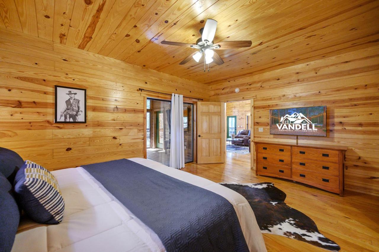 The Eastwood Spacious Retreat With 4 King En-Suites - Hot Tub - Pet-Friendly - Cozy Fire Pit - Prime Location - Multi-Family 브로큰보우 외부 사진