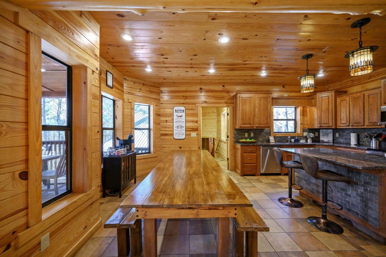 The Eastwood Spacious Retreat With 4 King En-Suites - Hot Tub - Pet-Friendly - Cozy Fire Pit - Prime Location - Multi-Family 브로큰보우 외부 사진