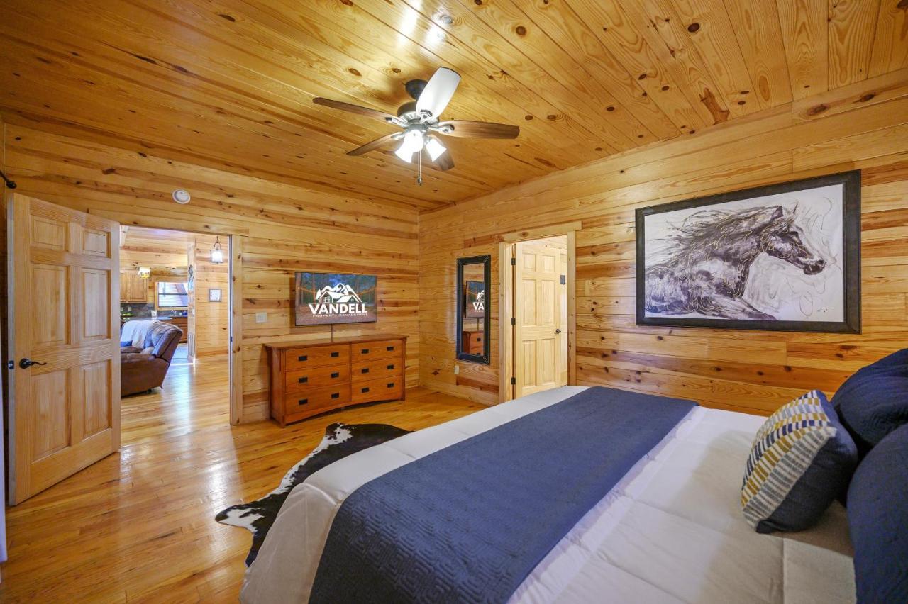 The Eastwood Spacious Retreat With 4 King En-Suites - Hot Tub - Pet-Friendly - Cozy Fire Pit - Prime Location - Multi-Family 브로큰보우 외부 사진
