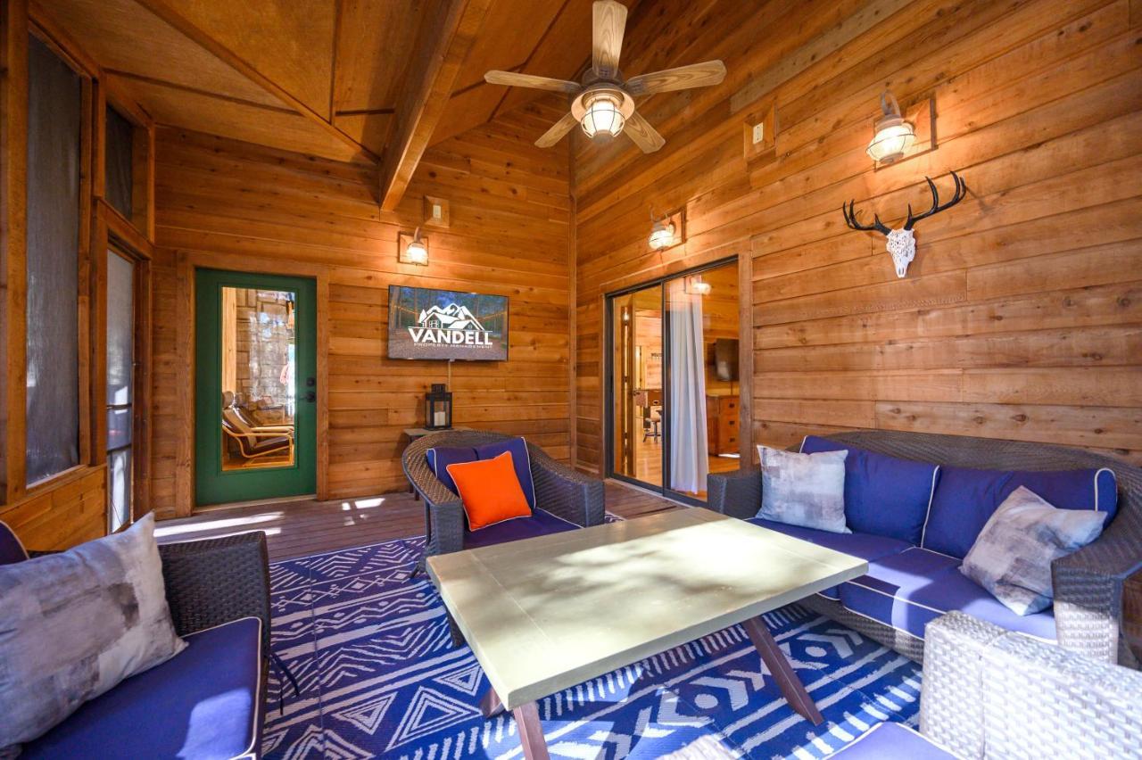 The Eastwood Spacious Retreat With 4 King En-Suites - Hot Tub - Pet-Friendly - Cozy Fire Pit - Prime Location - Multi-Family 브로큰보우 외부 사진
