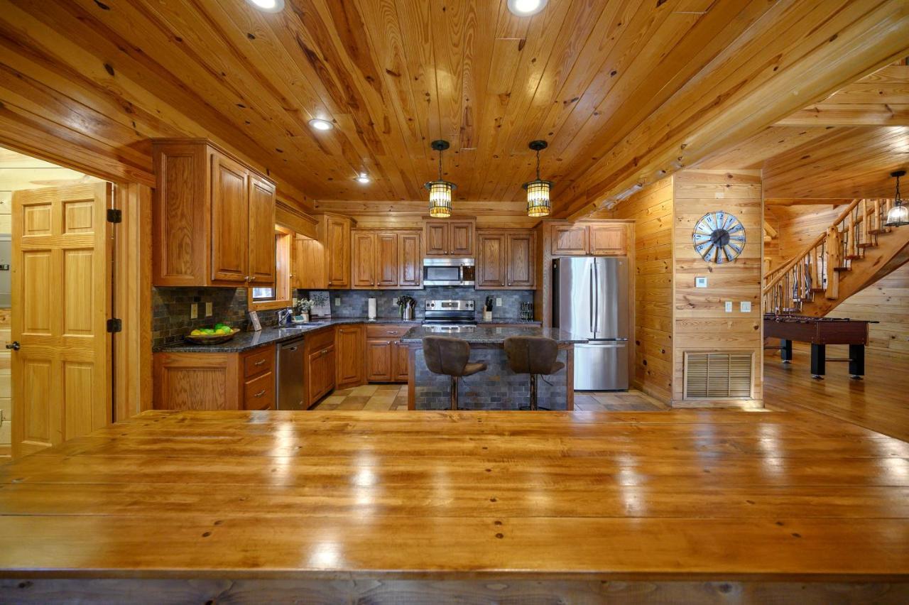 The Eastwood Spacious Retreat With 4 King En-Suites - Hot Tub - Pet-Friendly - Cozy Fire Pit - Prime Location - Multi-Family 브로큰보우 외부 사진