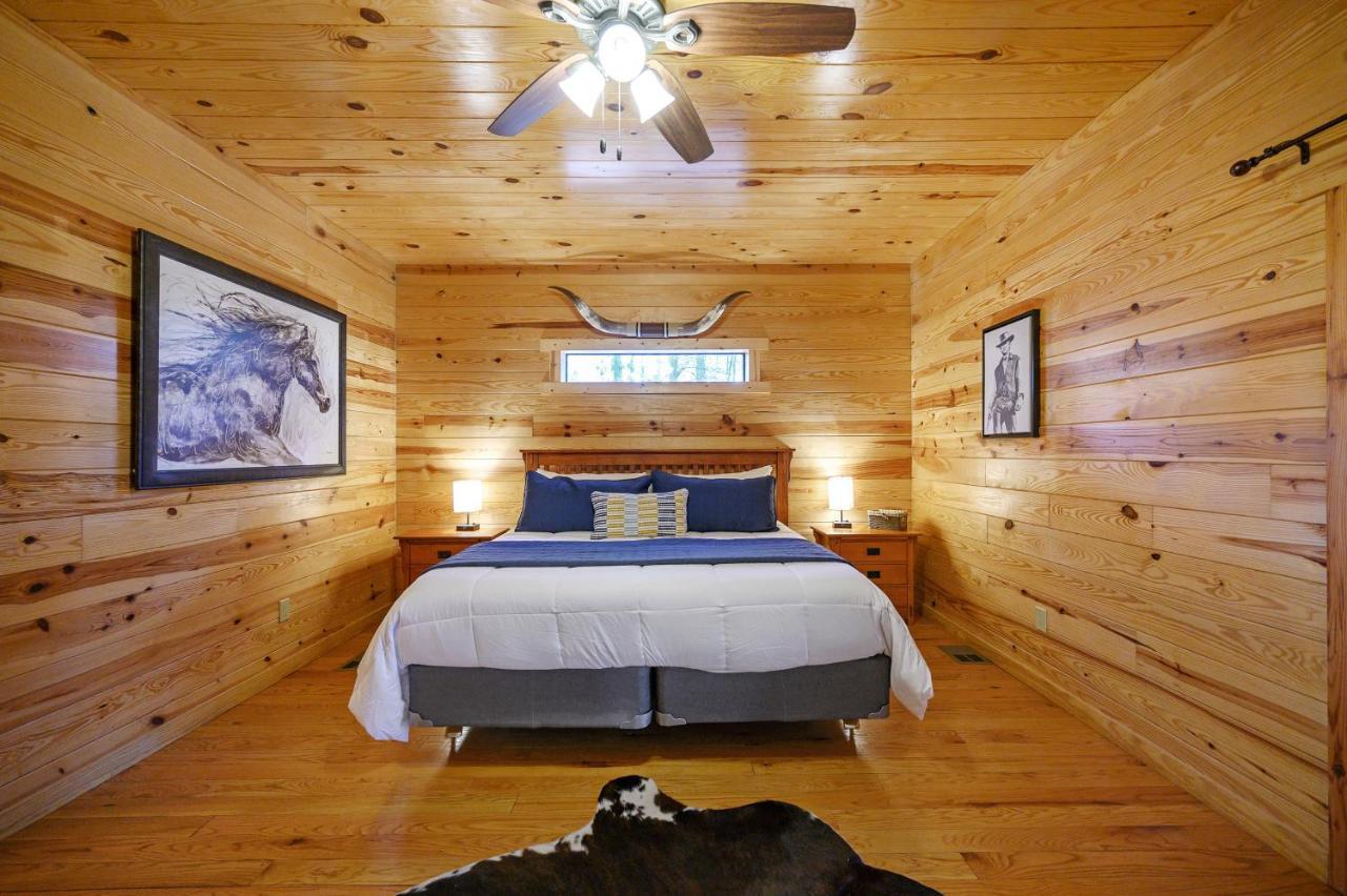 The Eastwood Spacious Retreat With 4 King En-Suites - Hot Tub - Pet-Friendly - Cozy Fire Pit - Prime Location - Multi-Family 브로큰보우 외부 사진