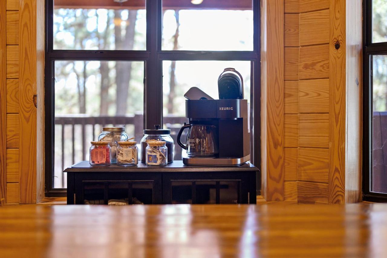 The Eastwood Spacious Retreat With 4 King En-Suites - Hot Tub - Pet-Friendly - Cozy Fire Pit - Prime Location - Multi-Family 브로큰보우 외부 사진