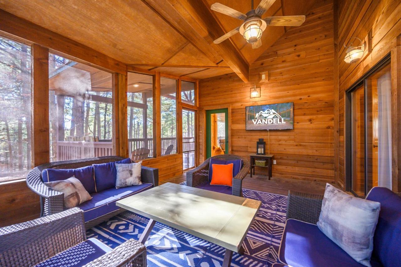 The Eastwood Spacious Retreat With 4 King En-Suites - Hot Tub - Pet-Friendly - Cozy Fire Pit - Prime Location - Multi-Family 브로큰보우 외부 사진