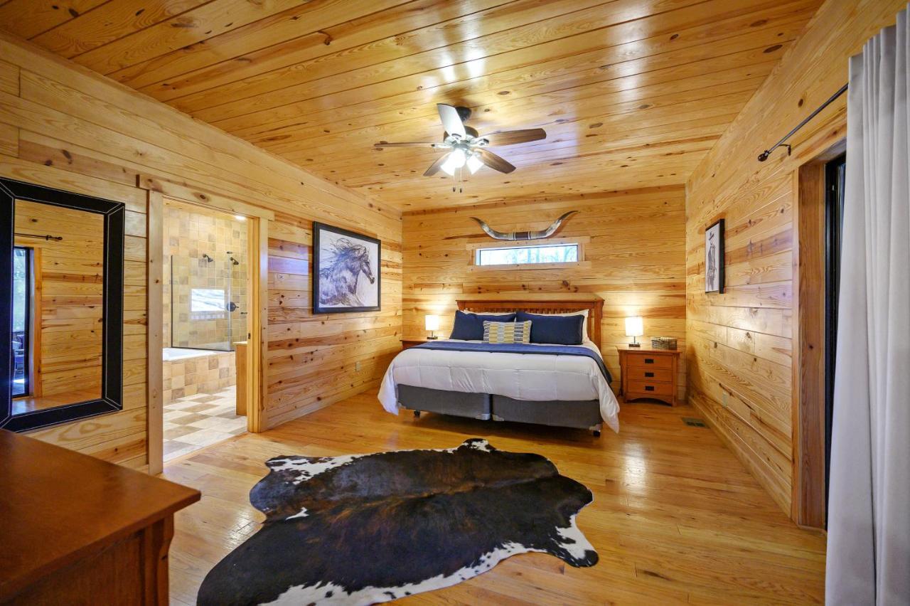 The Eastwood Spacious Retreat With 4 King En-Suites - Hot Tub - Pet-Friendly - Cozy Fire Pit - Prime Location - Multi-Family 브로큰보우 외부 사진