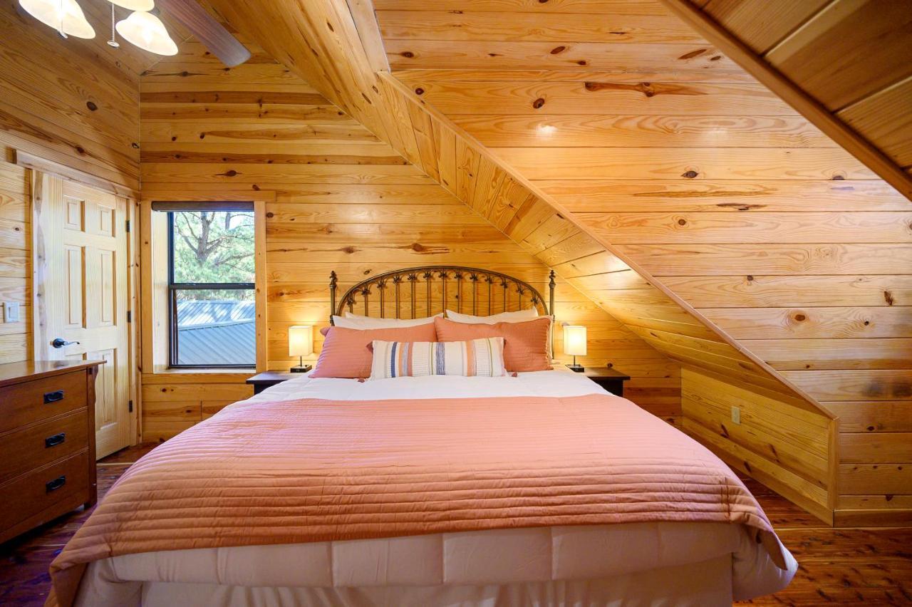 The Eastwood Spacious Retreat With 4 King En-Suites - Hot Tub - Pet-Friendly - Cozy Fire Pit - Prime Location - Multi-Family 브로큰보우 외부 사진