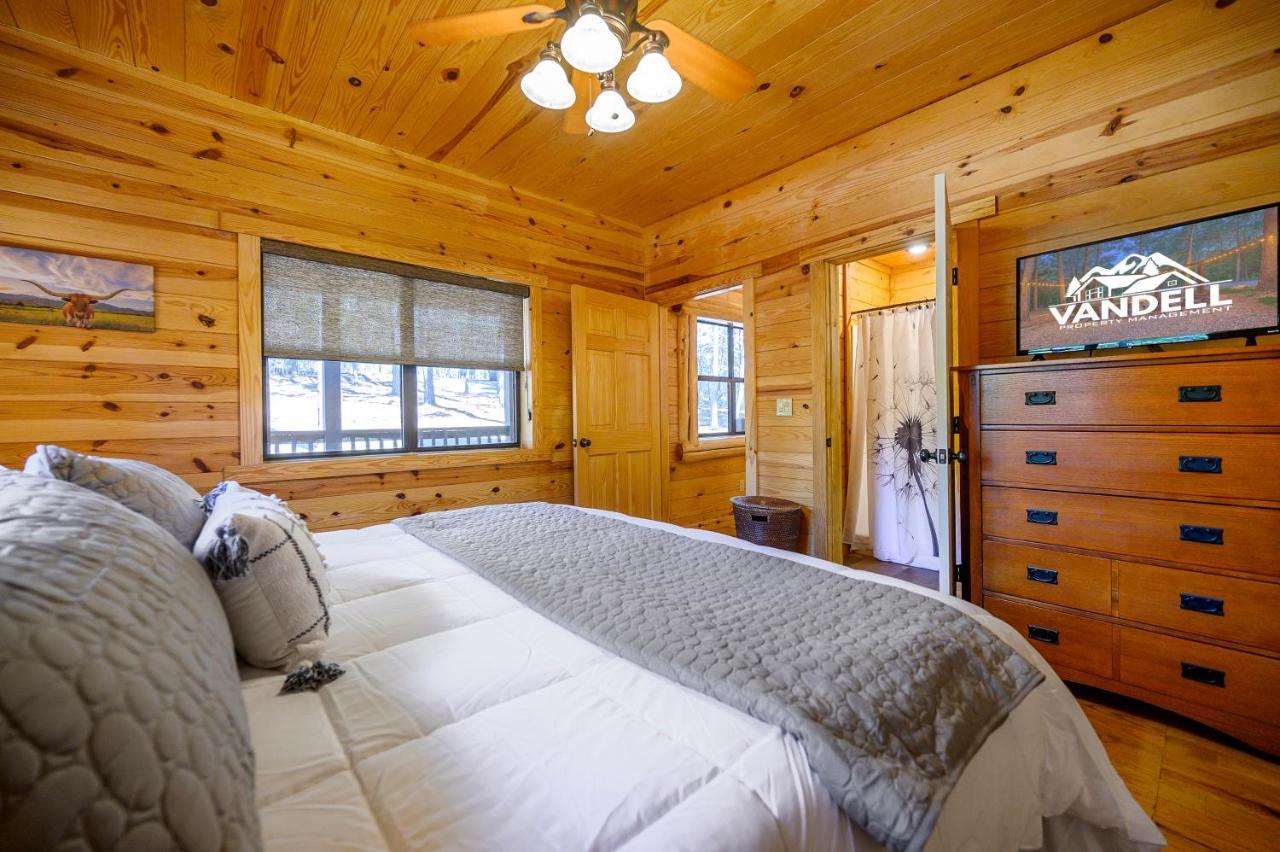 The Eastwood Spacious Retreat With 4 King En-Suites - Hot Tub - Pet-Friendly - Cozy Fire Pit - Prime Location - Multi-Family 브로큰보우 외부 사진