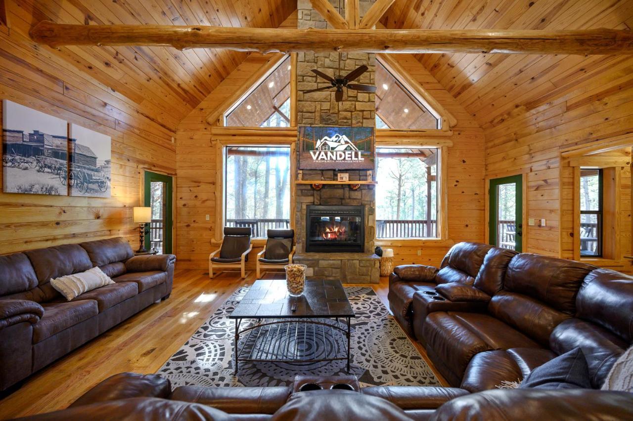 The Eastwood Spacious Retreat With 4 King En-Suites - Hot Tub - Pet-Friendly - Cozy Fire Pit - Prime Location - Multi-Family 브로큰보우 외부 사진