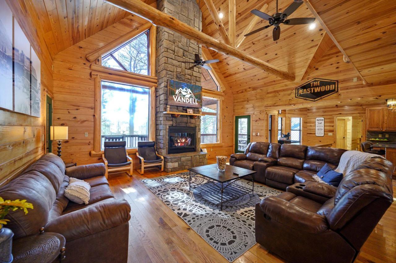 The Eastwood Spacious Retreat With 4 King En-Suites - Hot Tub - Pet-Friendly - Cozy Fire Pit - Prime Location - Multi-Family 브로큰보우 외부 사진