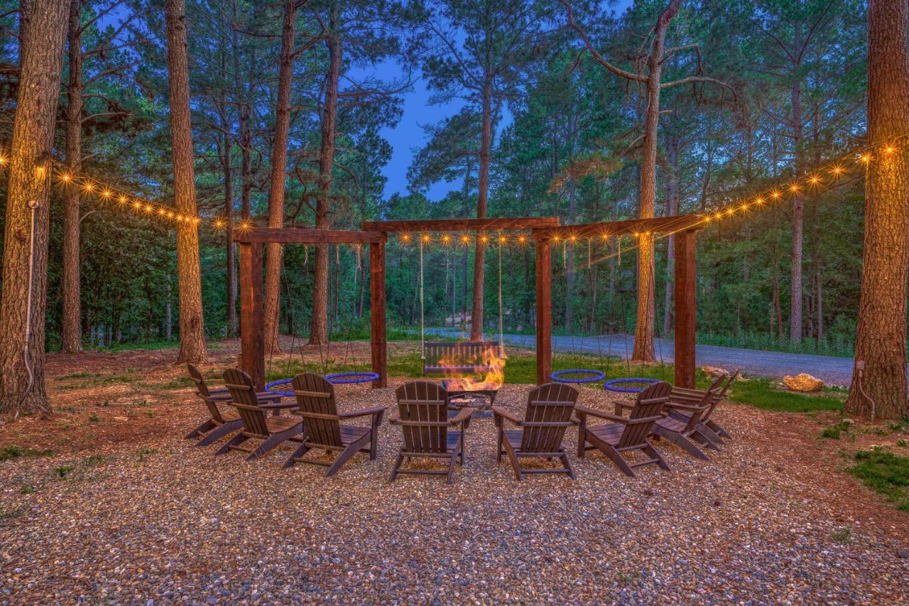 The Eastwood Spacious Retreat With 4 King En-Suites - Hot Tub - Pet-Friendly - Cozy Fire Pit - Prime Location - Multi-Family 브로큰보우 외부 사진
