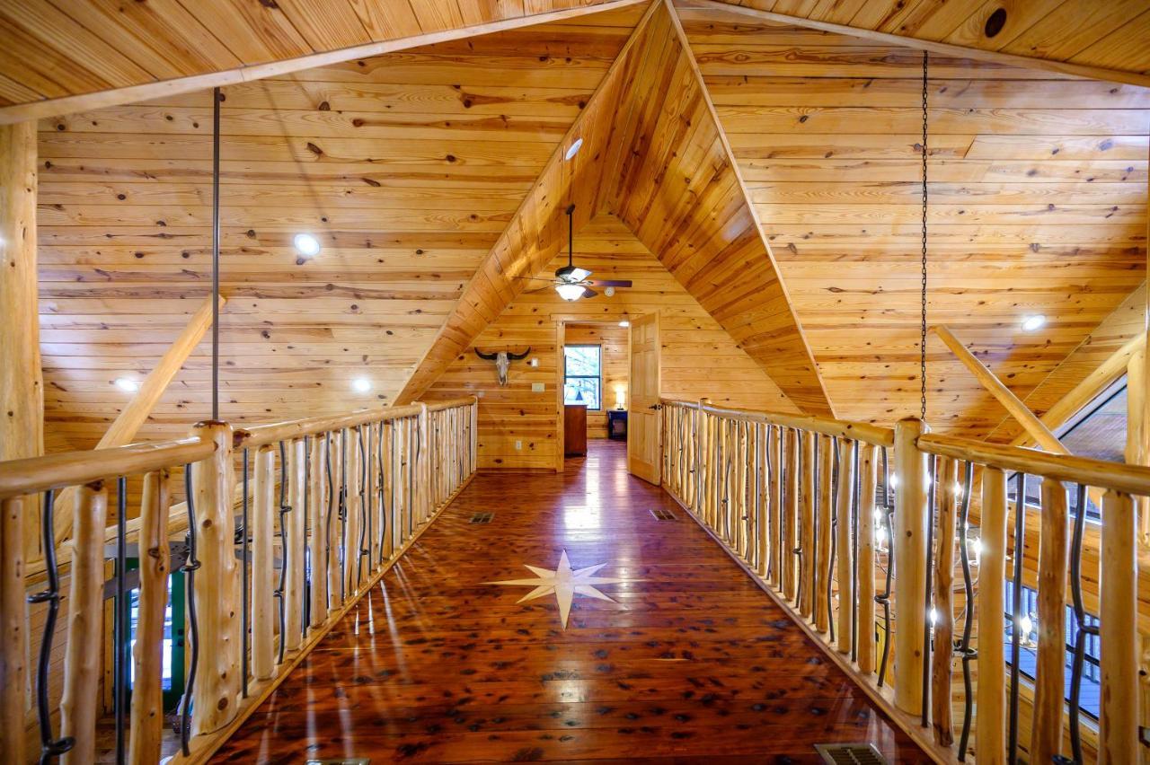 The Eastwood Spacious Retreat With 4 King En-Suites - Hot Tub - Pet-Friendly - Cozy Fire Pit - Prime Location - Multi-Family 브로큰보우 외부 사진