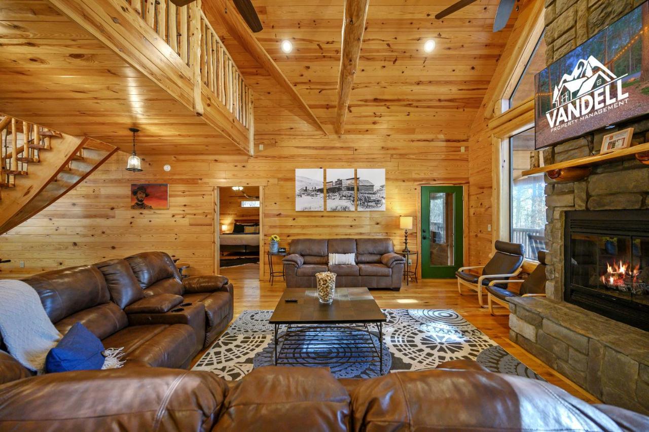 The Eastwood Spacious Retreat With 4 King En-Suites - Hot Tub - Pet-Friendly - Cozy Fire Pit - Prime Location - Multi-Family 브로큰보우 외부 사진