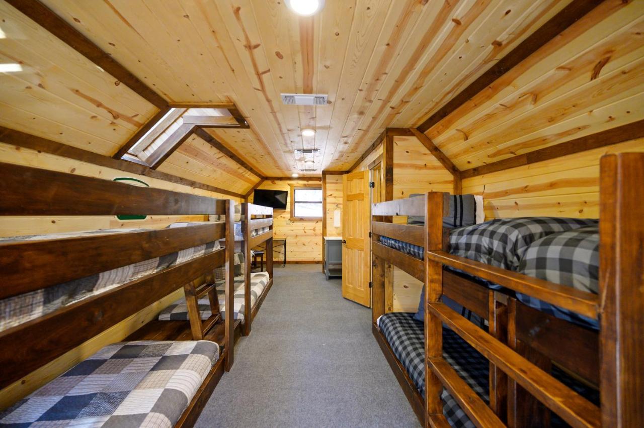 The Eastwood Spacious Retreat With 4 King En-Suites - Hot Tub - Pet-Friendly - Cozy Fire Pit - Prime Location - Multi-Family 브로큰보우 외부 사진