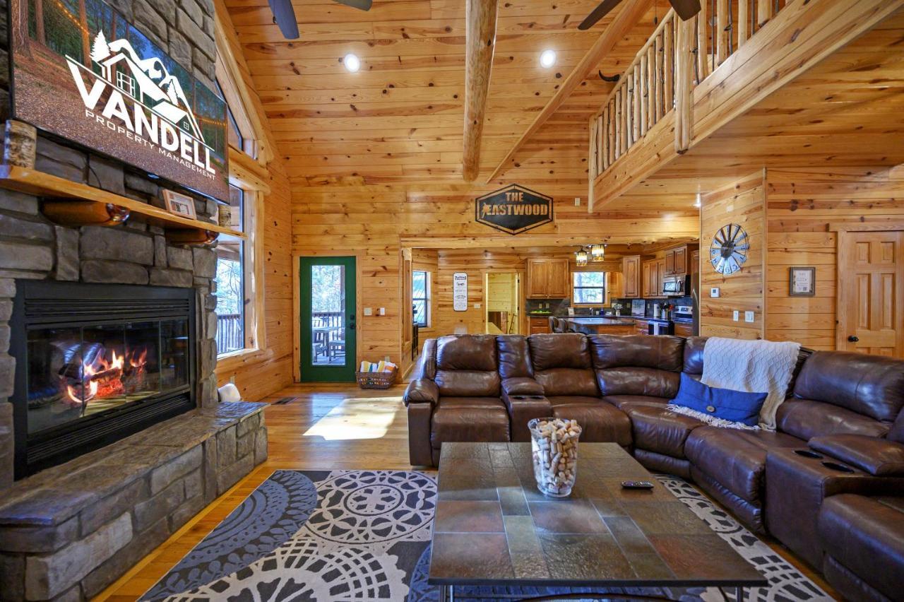 The Eastwood Spacious Retreat With 4 King En-Suites - Hot Tub - Pet-Friendly - Cozy Fire Pit - Prime Location - Multi-Family 브로큰보우 외부 사진