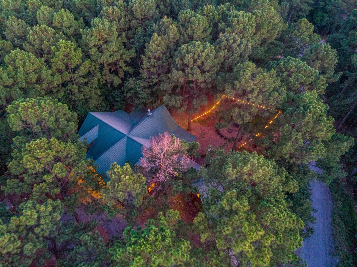 The Eastwood Spacious Retreat With 4 King En-Suites - Hot Tub - Pet-Friendly - Cozy Fire Pit - Prime Location - Multi-Family 브로큰보우 외부 사진