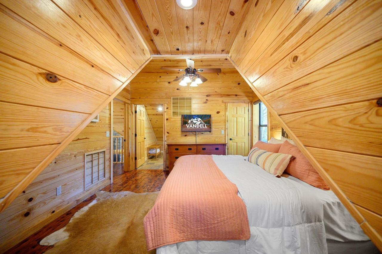 The Eastwood Spacious Retreat With 4 King En-Suites - Hot Tub - Pet-Friendly - Cozy Fire Pit - Prime Location - Multi-Family 브로큰보우 외부 사진