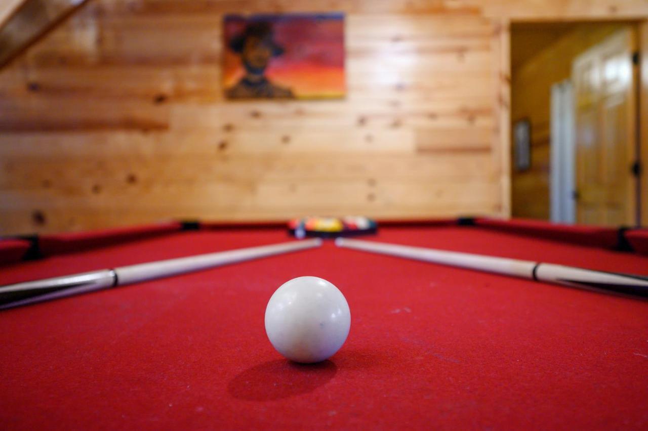 The Eastwood Spacious Retreat With 4 King En-Suites - Hot Tub - Pet-Friendly - Cozy Fire Pit - Prime Location - Multi-Family 브로큰보우 외부 사진