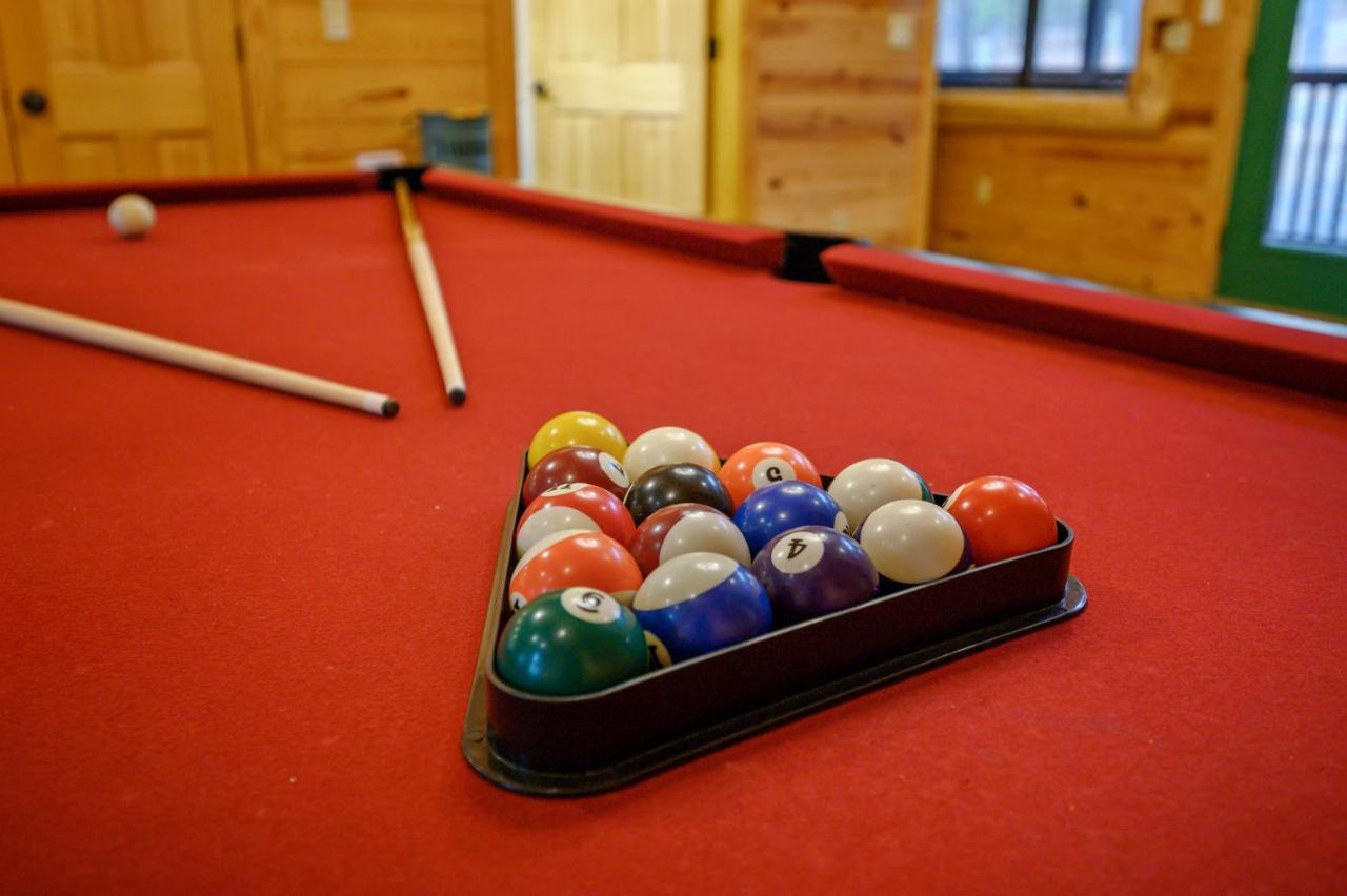 The Eastwood Spacious Retreat With 4 King En-Suites - Hot Tub - Pet-Friendly - Cozy Fire Pit - Prime Location - Multi-Family 브로큰보우 외부 사진