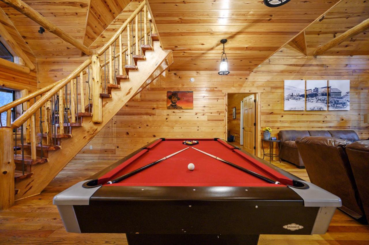 The Eastwood Spacious Retreat With 4 King En-Suites - Hot Tub - Pet-Friendly - Cozy Fire Pit - Prime Location - Multi-Family 브로큰보우 외부 사진